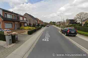 Inbrekers gooien raam in met kasseisteen