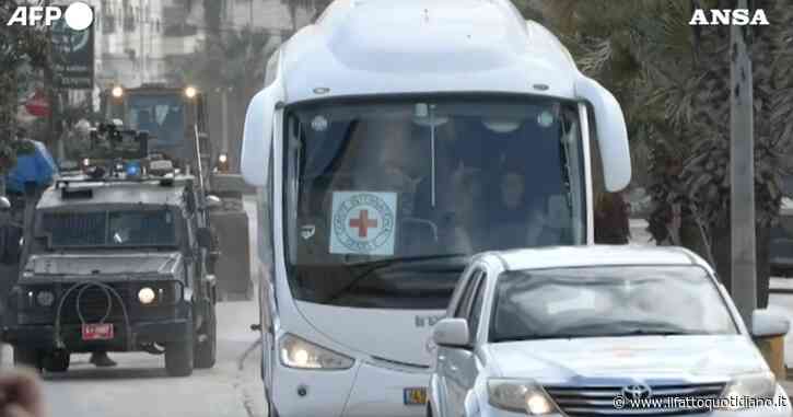 Arrivano in Cisgiordania i palestinesi liberati dalla prigione di Ofer. A bordo di un bus della Croce Rossa scortato dall’esercito