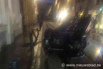 Bestuurder gaat over de kop met wagen terwijl hij gps probeert in te stellen: “Was onder invloed van alcohol”