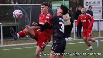 Ein Torwart setzt im Kästorfer Testkick den Schlusspunkt