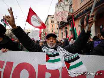 Bandiera di Hezbollah e kefiah: a Roma sfila l'odio antisemita