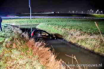 Bestuurder mist bocht en raakt te water