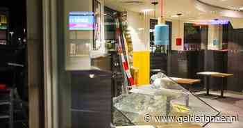 Auto rijdt raam van ‘drive-in’ van fastfoodrestaurant KFC kapot, flinke schade