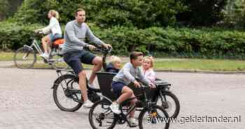 Tot je twaalfde in de bakfiets, nooit alleen buitenspelen: waarom ouders zo bang zijn om risico te nemen
