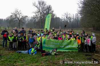 Kinderen Trapleerke planten 400 boompjes in Kindernouw