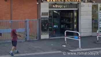 Rapina in gioielleria: accendono fumogeno e con la mazza spaccano vetrina. Colpo da 50mila euro