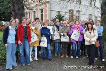 Vrijwilligers brengen boeken aan huis bij minder mobiele mensen: “We kunnen zelfs voorlezen voor hen”