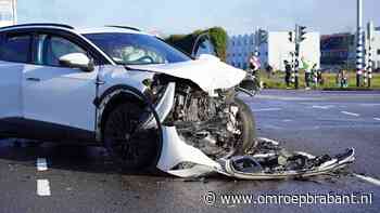 112-nieuws: twee auto's botsen • auto met aanhanger schaart