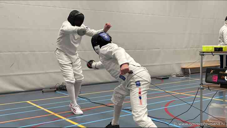 Almere - Schermer Frits Hofstra (77) wil in het harnas sterven: ‘Een definitieve stoot, achterover vallen en einde oefening’