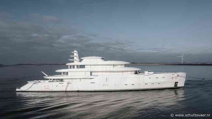 Casco derde Amels 80 arriveert bij Damen Yachting in Vlissingen