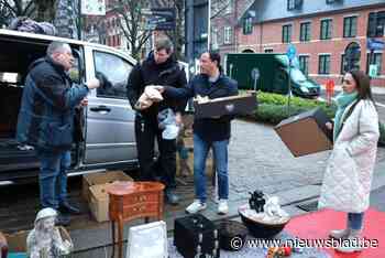 Tweehonderd zakken met koeken en broodjes voor standhouders antiekmarkt