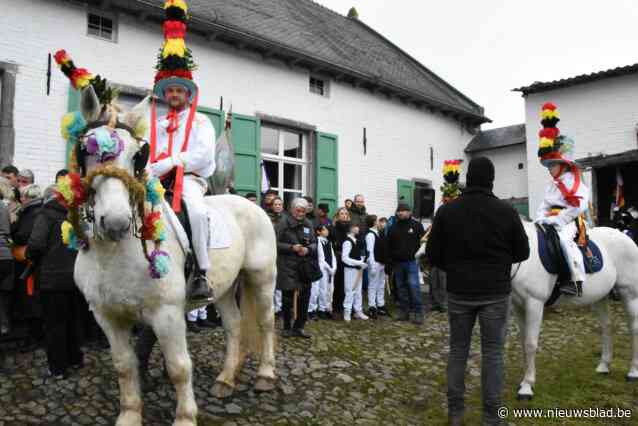 Pauwel Anthony en kinderpauwel Aayron eren tradities in Galmaarden: “Het ideale moment om Femke ten huwelijk te vragen”