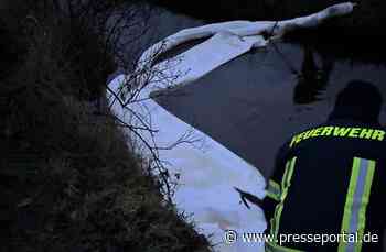 FW-AUR: Weitläufiger Ölfilm auf Gewässer