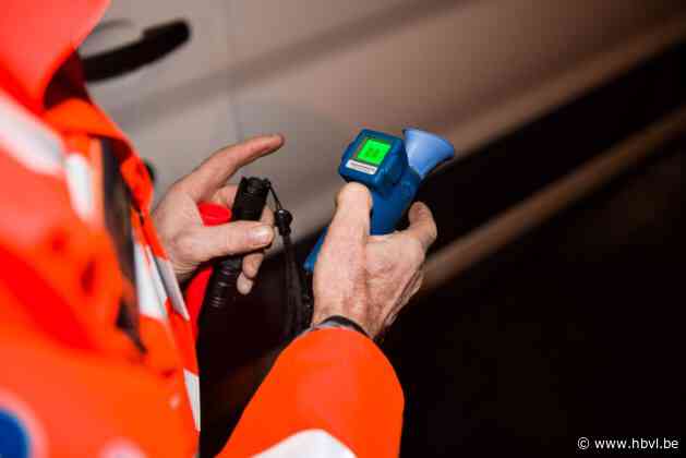 Bestuurder met levenslang rijverbod gebruikt gsm achter stuur en test positief op drugs en alcohol