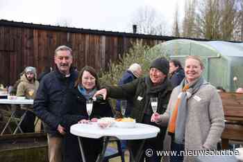 Buren uit Baleunisstraat toosten op het nieuwe jaar