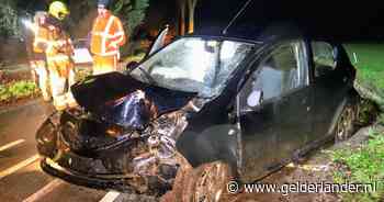 Auto crasht tegen boom aan overkant van de weg; bestuurder gewond, wagen dreigt de sloot in te rollen