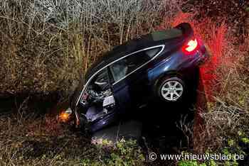 Bestuurder (28) vlucht voor politie en belandt met BMW in gracht: “Zijn rijbewijs was tiental dagen geleden ingetrokken”