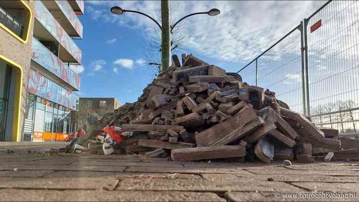 Lelystad - Stenen van appartementen Zilverparkkade vallen naar beneden, omgeving afgezet