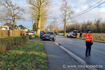 Tegenliggers komen in aanrijding met elkaar, bestelwagen eindigt in gracht