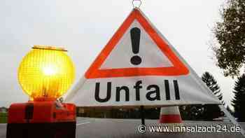 Auf Verkehrsinsel geschleudert: Auto kippt, Fahrer verletzt