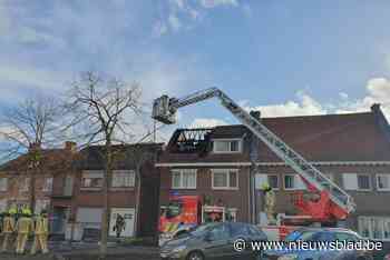 Brandweer blust zware dakbrand in Bocholt