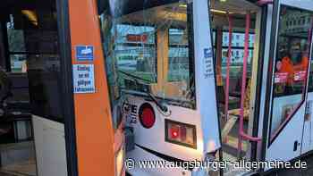 Einsatz von Feuerwehr und Polizei am Hauptbahnhof in Würzburg: Drei Straßenbahnen aufeinandergeprallt