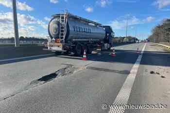Rijstrook afgesloten door put in het wegdek