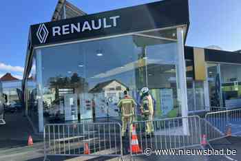 Klant rijdt met trekhaak vitrine Renaultgarage aan diggelen