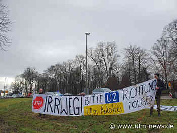 Eine Viertelstunde Stillstand: Abseilaktion über Tunneleinfahrt der Adenauerbrücke und Mahnwache