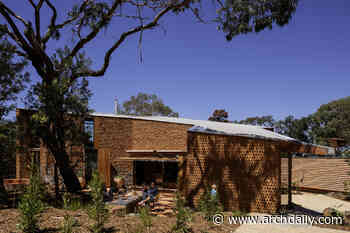 Burnt Earth Beach House / Wardle