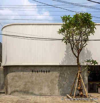 Overhead Restaurant / Max Tsybin