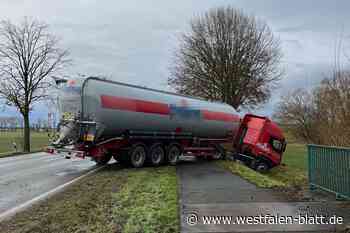 Lkw fährt bei Warburg in den Graben