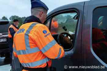 Man met 40 reddingsvesten en opblaasboot in zijn auto riskeert celstraf voor mensensmokkel: “Gekende werkwijze om transmigranten naar Groot-Brittannië te sturen”