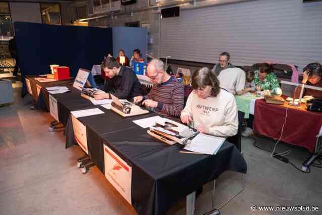 Bezoekers amuseren zich in poëziepretpark