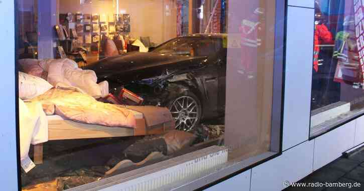 Auto landet bei Unfall im Bettengeschäft
