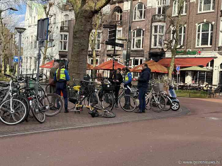 Handhavers controleren op foutgeparkeerde fietsen