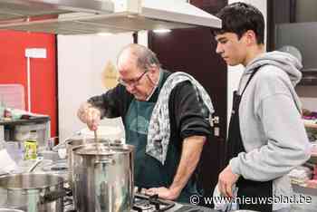 Grootvader en kleinzoon koken samen tijdens avondopleiding: “Het creëert een unieke band”