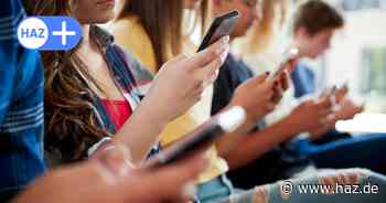 Kommentar gegen Handyverbote: Schulen ducken sich weg vor der Verantwortung