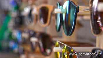 Il rapinatore di Ray-Ban nel negozio di via del Corso