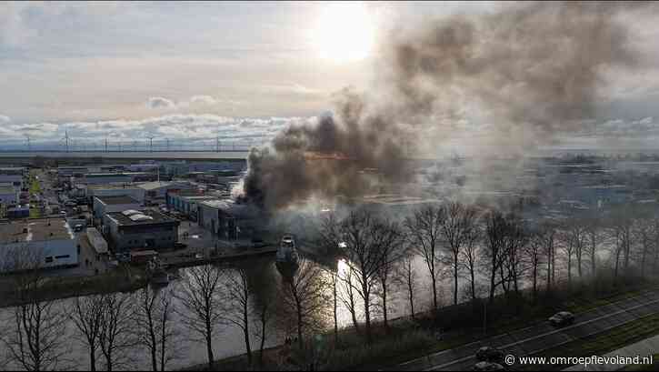 Flevoland - Nieuwsoverzicht 27/01 | Asdeeltjes brand Urk 'ongevaarlijk' • Stenen vallen van flat Lelystad