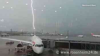 Video: Blitz schlägt mehrmals in Flugzeug ein