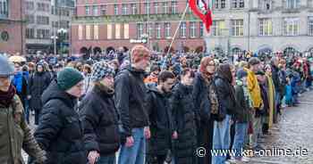 Gedenken an Auschwitz-Befreiung in Kiel: Menschenkette um Rathaus und Oper