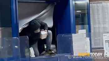 VIDEO | Il ladro fermato da due passeggeri dopo aver spaccato il vetro e rubato nel gabbiotto della stazione