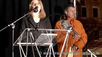 Bewegende Kranzniederlegung und Demo gegen Rechts auf dem Peiner Markt