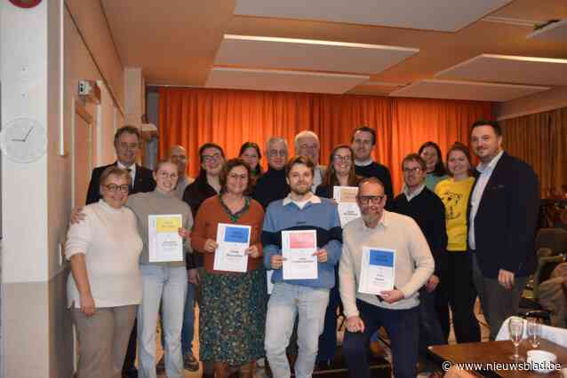 Leden van Harmonieorkest in de bloemetjes gezet met ereteken