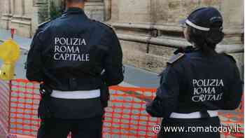 Crollano pezzi di cornicione in strada da un palazzo di via del Corso