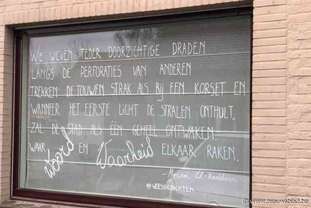 Weesgedichten prijken op ramen tijdens Poëzieweek