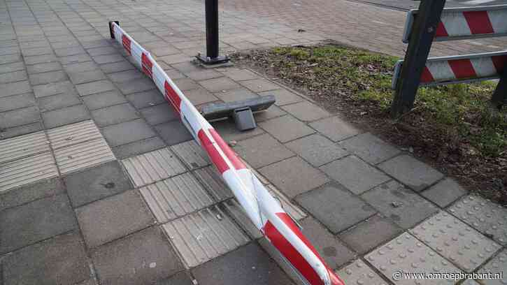 Vrachtwagen negeert rood licht en ramt spoorboom, treinverkeer ontregeld