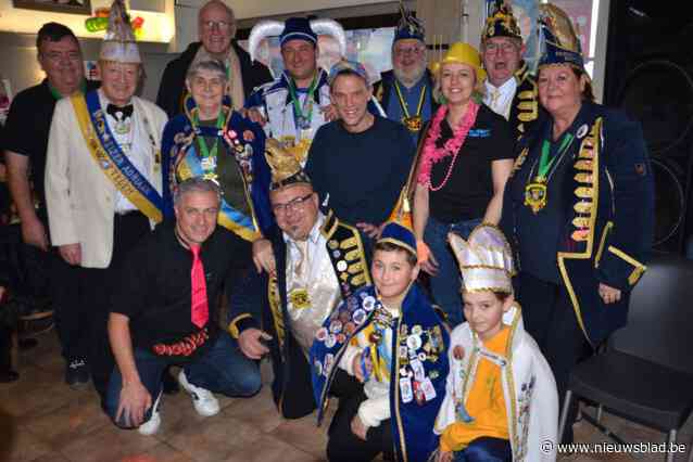 Keizer-nar Miere geeft gemeentesleutel terug aan schepen: “Het waren vier plezante dagen”