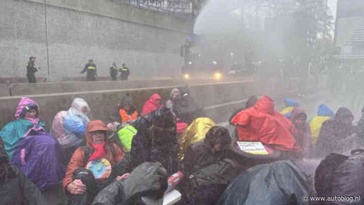 A12-demonstranten klagen politie aan omdat ze natgespoten werden